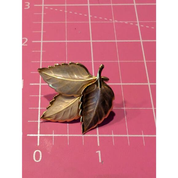 Gold Tone Metal & Neutral Painted Autumn Leaves Brooch & Pierced Earring Set - Picture 8 of 9